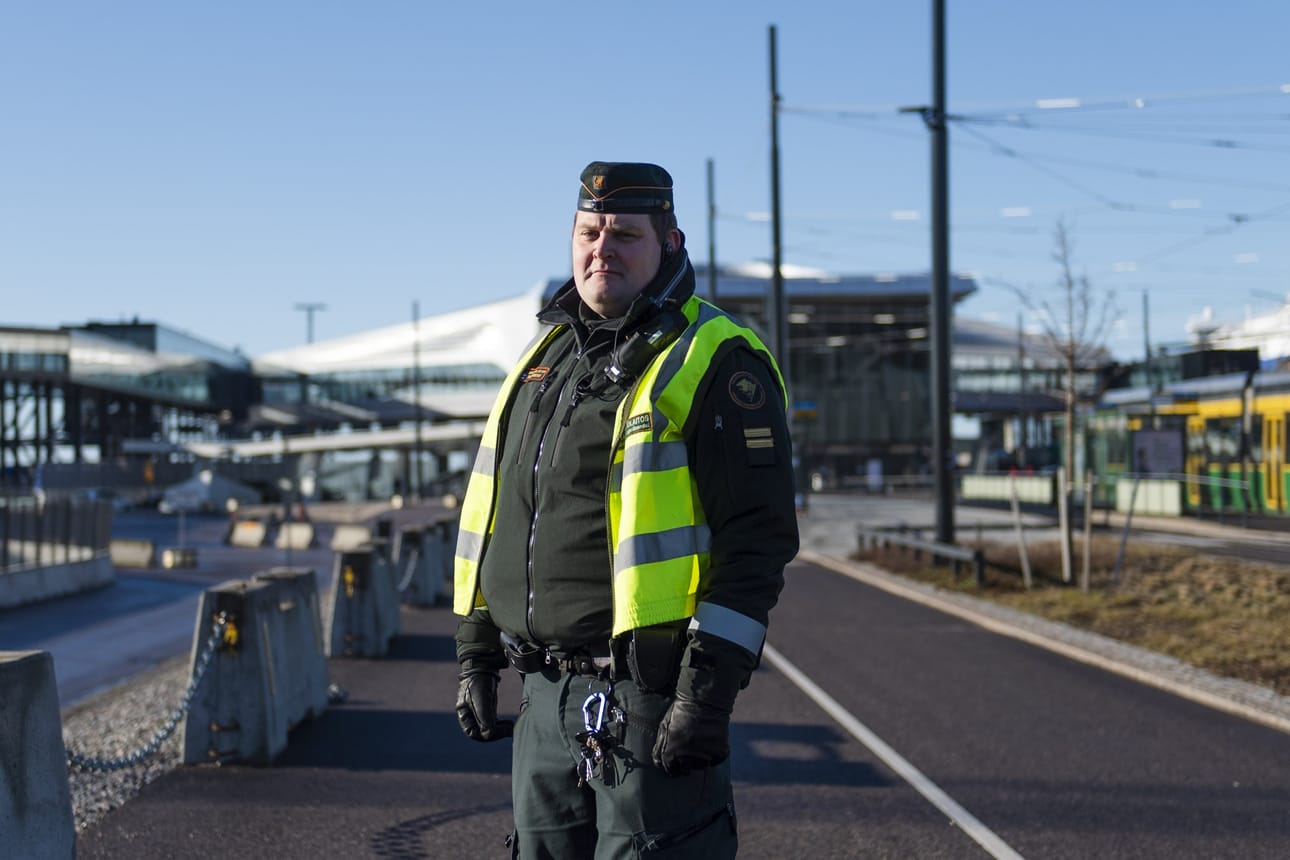 Helsingin Länsisataman rajatarkastusyksiön päällikkö Jim Kuusimäki kertoo, että väliin jääneet laivavuorot ovat ruuhkauttaneet rekkaliikenteen satamissa.