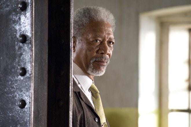 Wanted-elokuvassa konttorin paperinhaju tekee tilaa rankan sarjan tuiskeelle, jossa mukana myös Morgan Freeman salaseuran pomona. KUVA: TV5