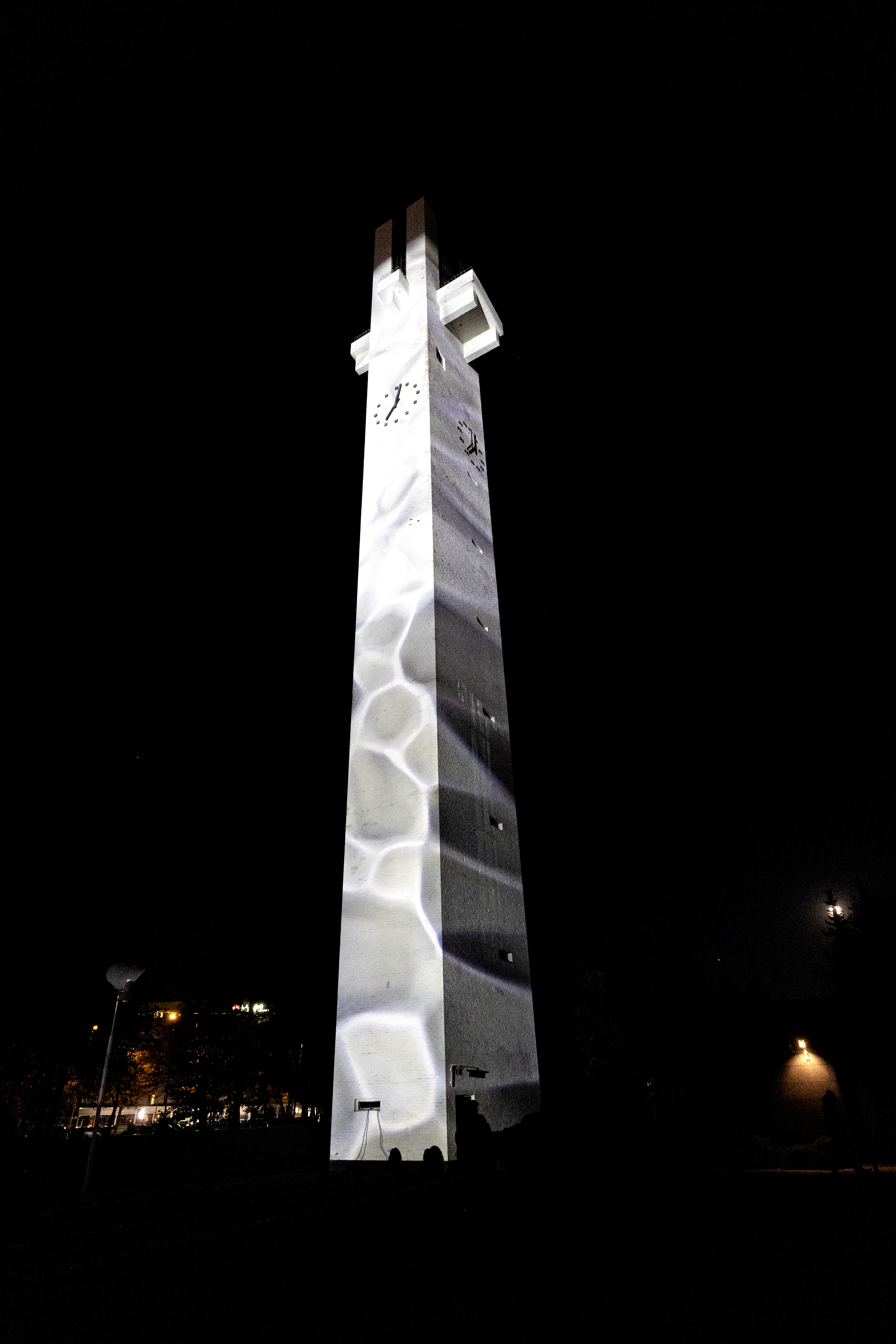 Osansa valaistuksesta sai myös Seinäjoen Aalto-keskuksen tunnistettavin maamerkki, Lakeuden Ristin torni.