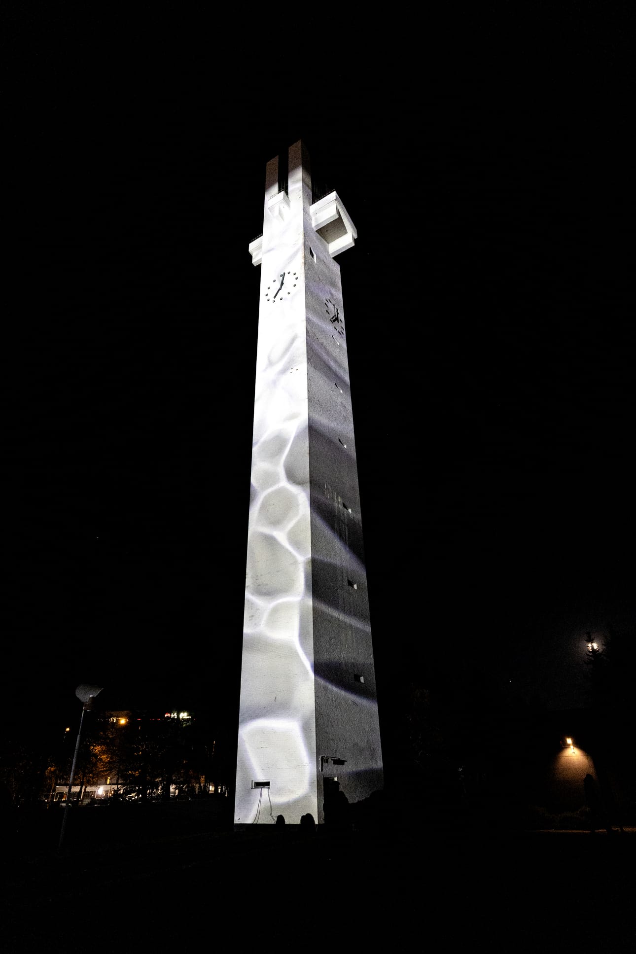 Osansa valaistuksesta sai myös Seinäjoen Aalto-keskuksen tunnistettavin maamerkki, Lakeuden Ristin torni.