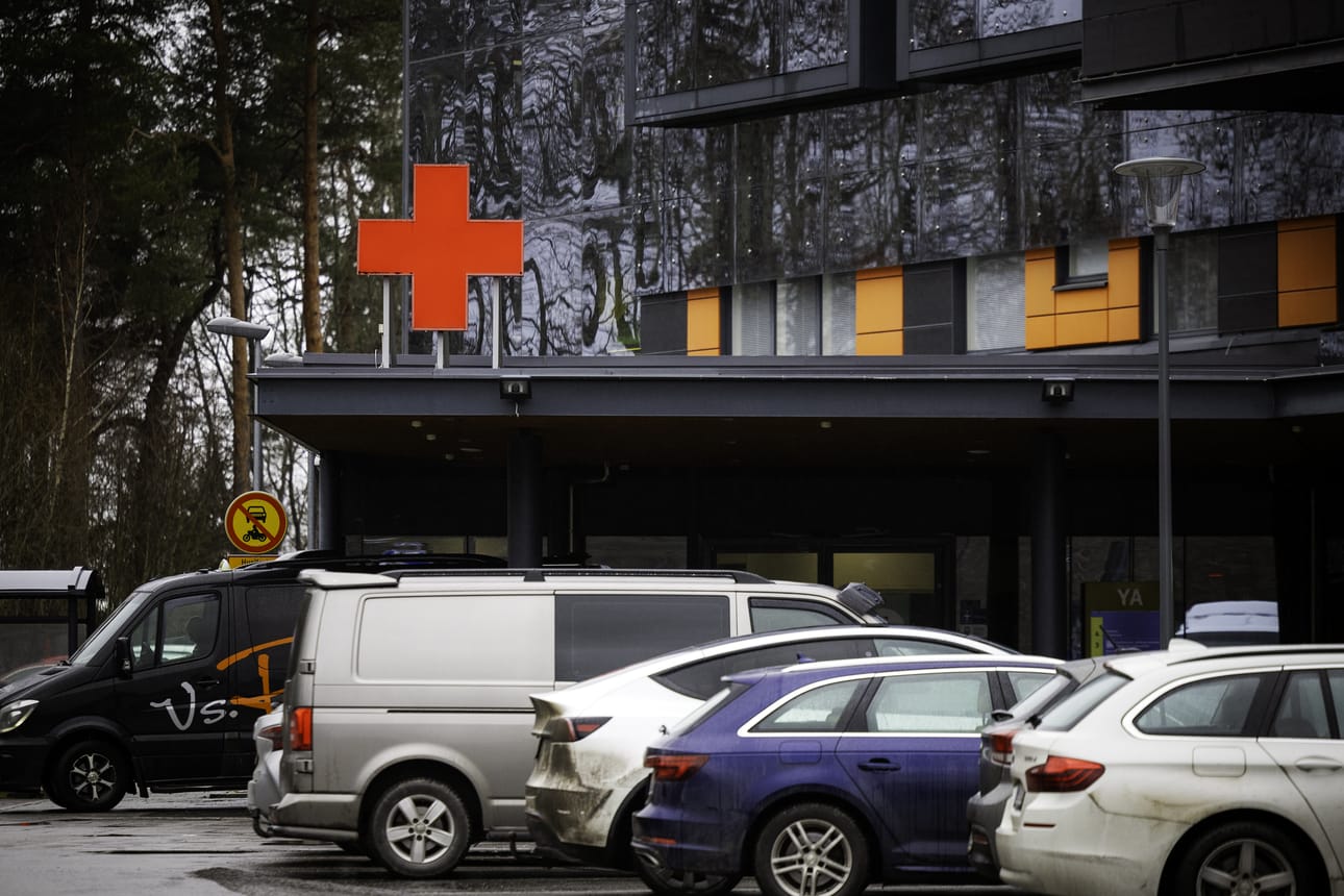 Vaasalainen Eeva Pullolla joutui päiväkausiksi sairaalahoitoon siivottuaan mökkinsä kesäkuntoon. Nyt hän haluaa varoittaa myös muita kevätsiivouksen riskeistä.