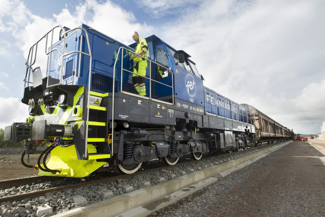 Fenniarail ajaa metsäteollisuuden kuljetuksia pääosin muulla kuin VR:n kalustolla. Esimerkiksi Kemijärveltä se ajaa Kotkan satamaan sahatavaraa ja liimapuuta Ruotsista vuokratuilla vaunuilla.