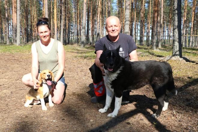 Jenni Koskinen ja Tapio Kangastie ovat kylän aktiiveja ja koiraharrastajia. Kuvassa Koskisen beagle Pavel ja ja Kangastien karjalankarhukoira Nelli. KUVAT: SAILA COLLANDER