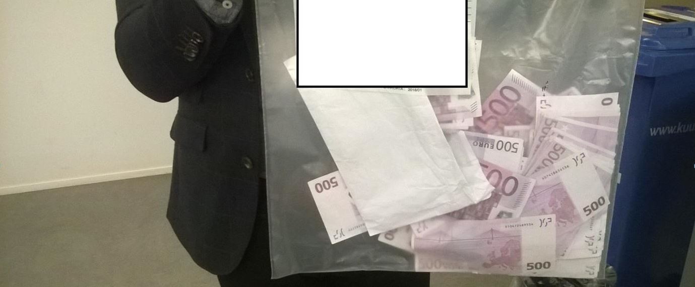 Samaan tutkintahaaraan liittyvän epäillyn verorikoksen tutkinnassa takavarikoitiin yksityisasunnosta 100 000 euroa, jotka olivat kirjekuoressa.
