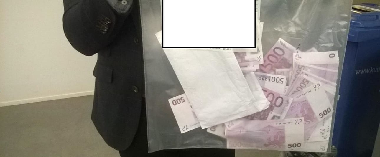 Samaan tutkintahaaraan liittyvän epäillyn verorikoksen tutkinnassa takavarikoitiin yksityisasunnosta 100 000 euroa, jotka olivat kirjekuoressa.