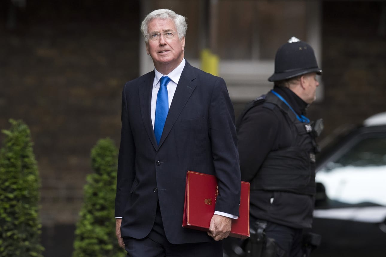 Britannian puolustusministeri Michael Fallon kertoo Lännen Median haastattelussa, että JEF:n jäseninä Suomi ja Ruotsi voivat pitää muita seitsemää maata luonnollisina liittolaisina ja pyytää tosipaikassa apua Lontoosta.
