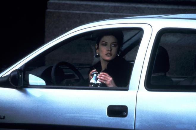 Catherine Zeta-Jones on varkaaksi naamioitunut vakuutustutkija romanttisessa trillerissä Ansa viritetty. KUVA: Ava