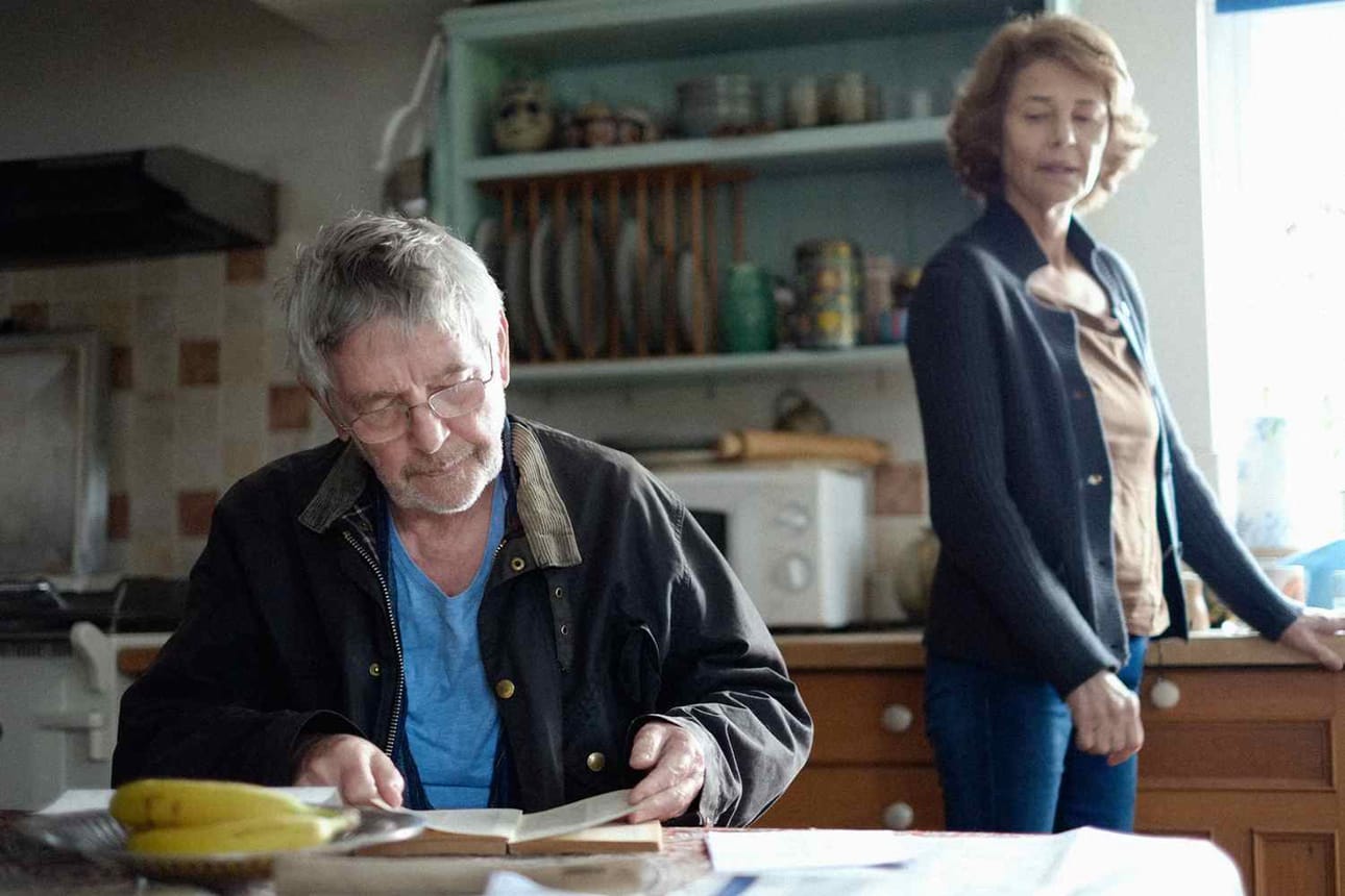 Avioparin (Tom Courtenay ja Charlotte Rampling) hääpäivän viettoa varjostaa salaisuus.