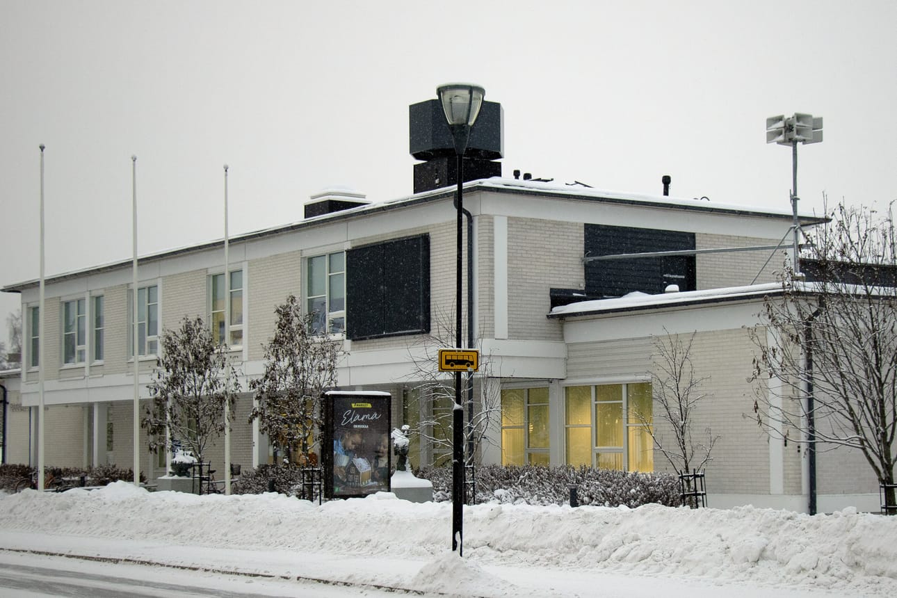 Kirjaston ikkunan koristelevat ukrainalaiset ala- ja yläkoulun oppilaat.