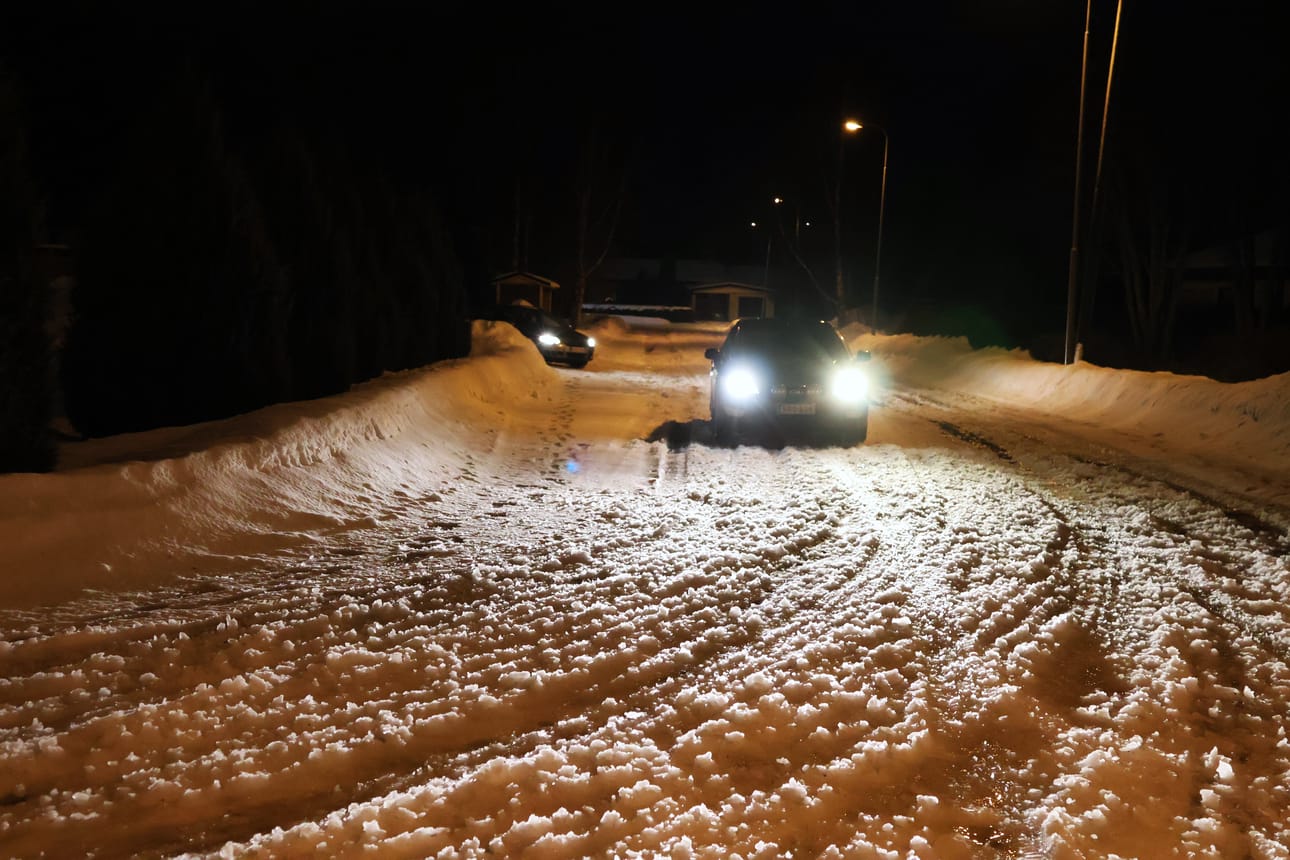 Leivosentie on sen verran ahdas, että jalkakäytävän toivotaan poistuvan. Aloitteen jättivät tien varren asukkaat.