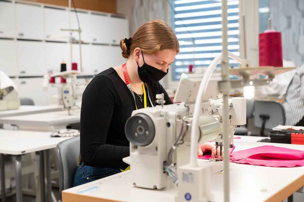Ellen Kälkäjä voitti kultaa vaatteenvalmistuksessa.