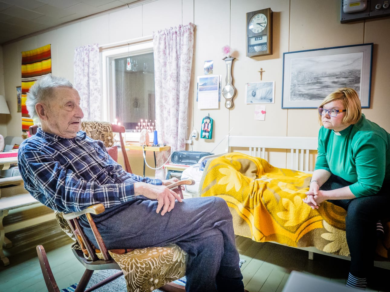 – Hyvinhän tuo haastelee, tuumasi Veikko Mikkola ilahtuneena diakonissa Heidi Keräsestä, joka saapui kotikäynnille jutustelemaan.