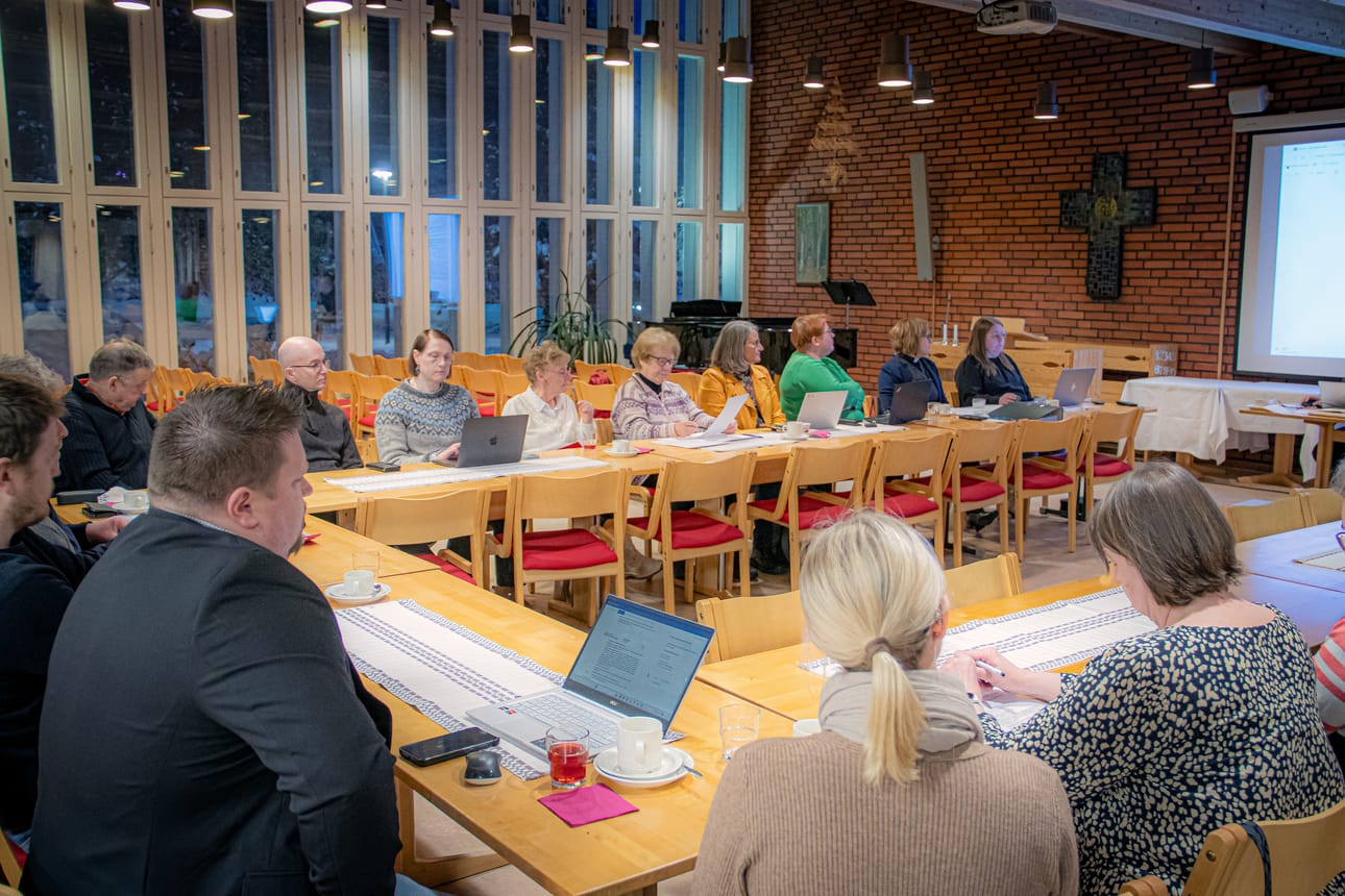 Limingan kirkkovaltuusto kokousti välillä yli tunnin ajan suljetuin ovin arvioidessaan kappalaisen virkaa hakeneiden henkilökohtaisia ominaisuuksia.