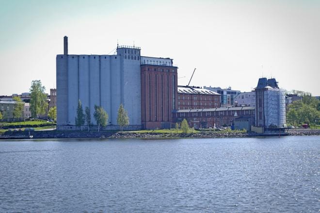 Vaasan höyrymyllyn entiset siilot on rakennettu aivan kiinni silloisen höyrymyllyn päärakennukseen, nykyiseen Academilliin. ARKISTOKUVA: SAMPPA TOIVONEN