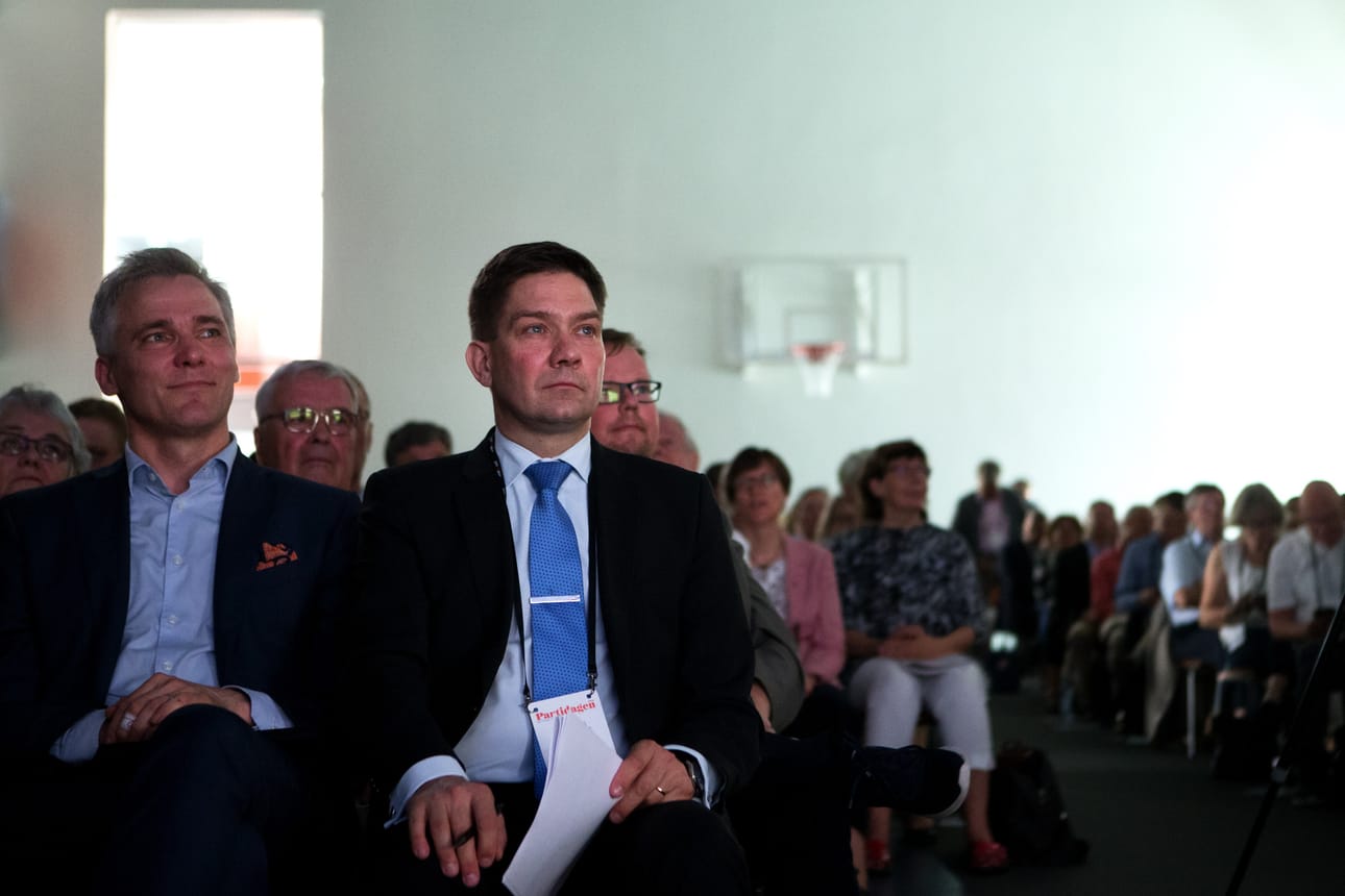 Rkp:n eduskuntaryhmän puheenjohtaja Anders Adlercreutz (vasemmalla) on keskustaoikeistolainen liberaalipoliitikko. Sellaiselle puolueelle on hänen mukaansa Suomessa laajemminkin tilausta. Vieressä istuu tuore ministeri Thomas Blomqvist.