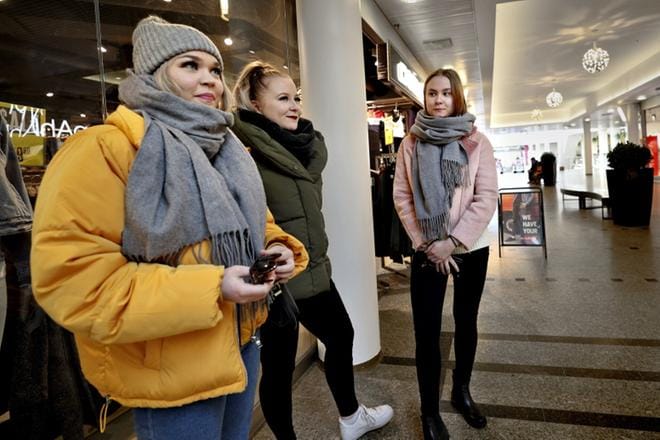19-vuotiaiden lapualaisten Emilia Kaitalahden, Jenna Övermarkin ja Satu Tuokon mielestä hyvä opinto-ohjaaja on helposti lähestyttävä ja nuorta tukeva. – Opon pitäisi tukea nuoren omaa päätöstä eikä lähteä tuputtamaan jotain muuta vaihtoehtoa, Tuokko toteaa. KUVA: HEIKKI HAKANEN