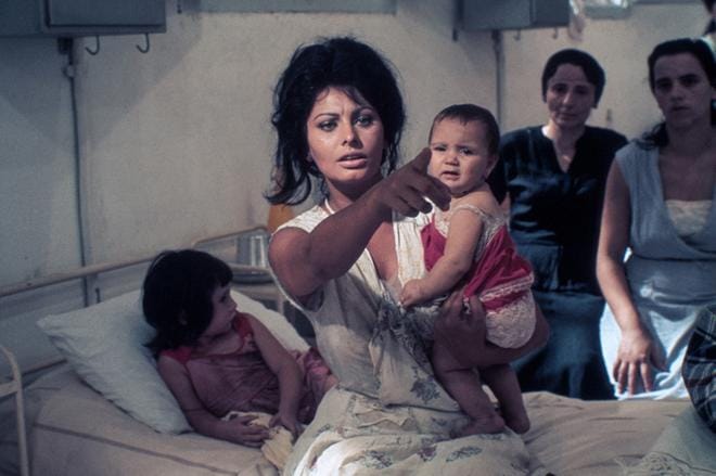 Sophia Loren esittää Oscar-palkitussa elokuvassa Eilen, tänään, huomenna kolmea naista. KUVA: Yle Kuvapalvelu