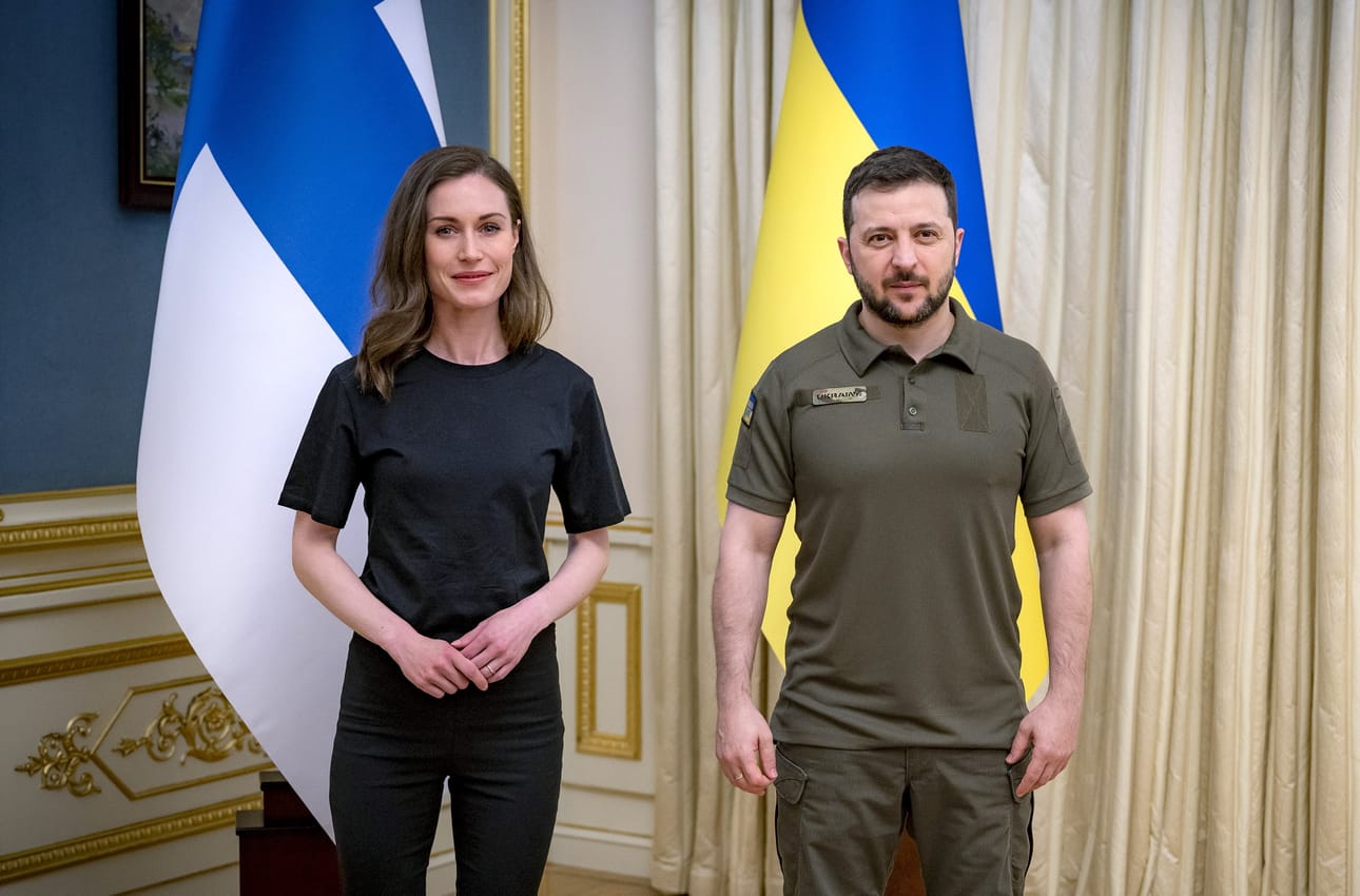 Pääministeri Sanna Marin ja Ukrainan presidentti Volodymyr Zelenskiy asettuivat yhteiskuvaan Kiovassa.