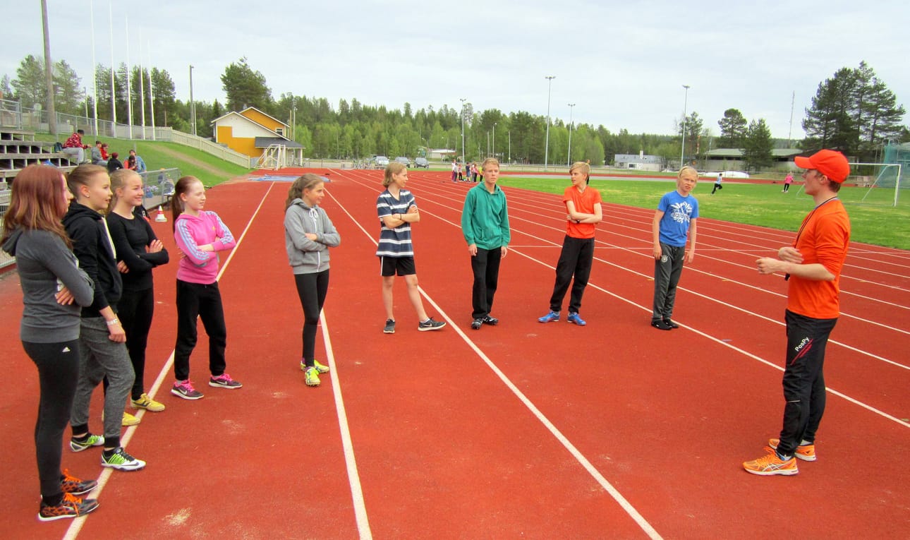 Pituushyppypaikalla omaa ryhmäänsä vetänyt Vesa Huokuniemi pitää tärkeänä, että lapsilla säilyy ilo liikkumiseen.