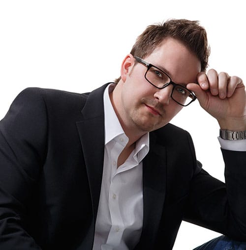 Valentin laulaa Kempeleessä.