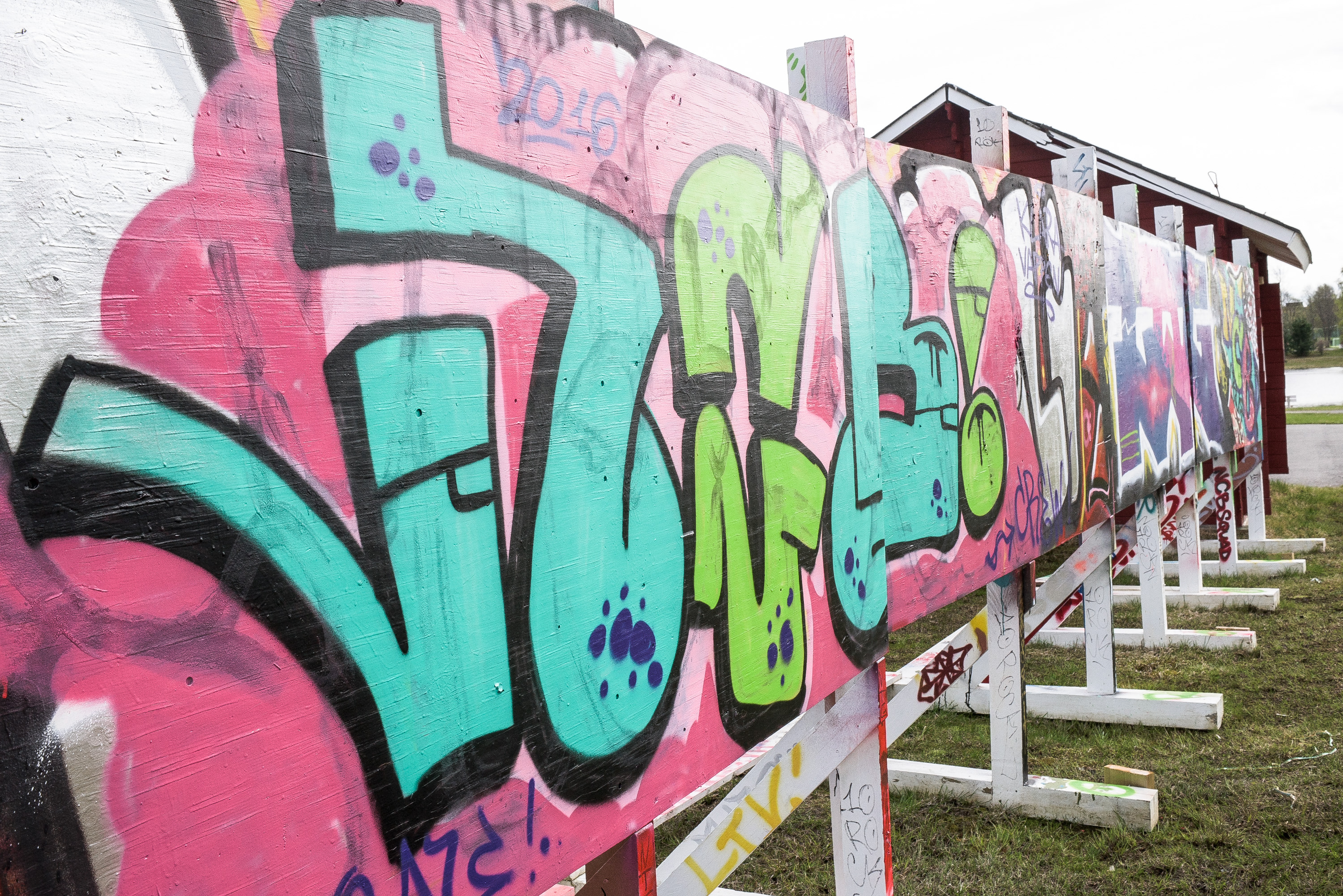 Graffitiseinään saa maalata rauhassa.