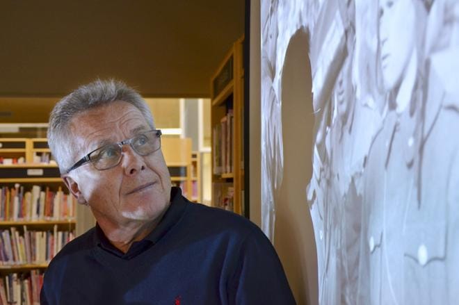 Esa Sirén kirjoittaa parhaillaan neljättä kirjaansa Lauri Törnistä. Sirén käyttää lähteinään muun muassa Puolustusvoimien SA-kuvapalvelua. Hän saa tarkistaa rintamalla otetuista kuvista yksityiskohtia kirjoihinsa. KUVA: HANNELE YLI-VIITALA
