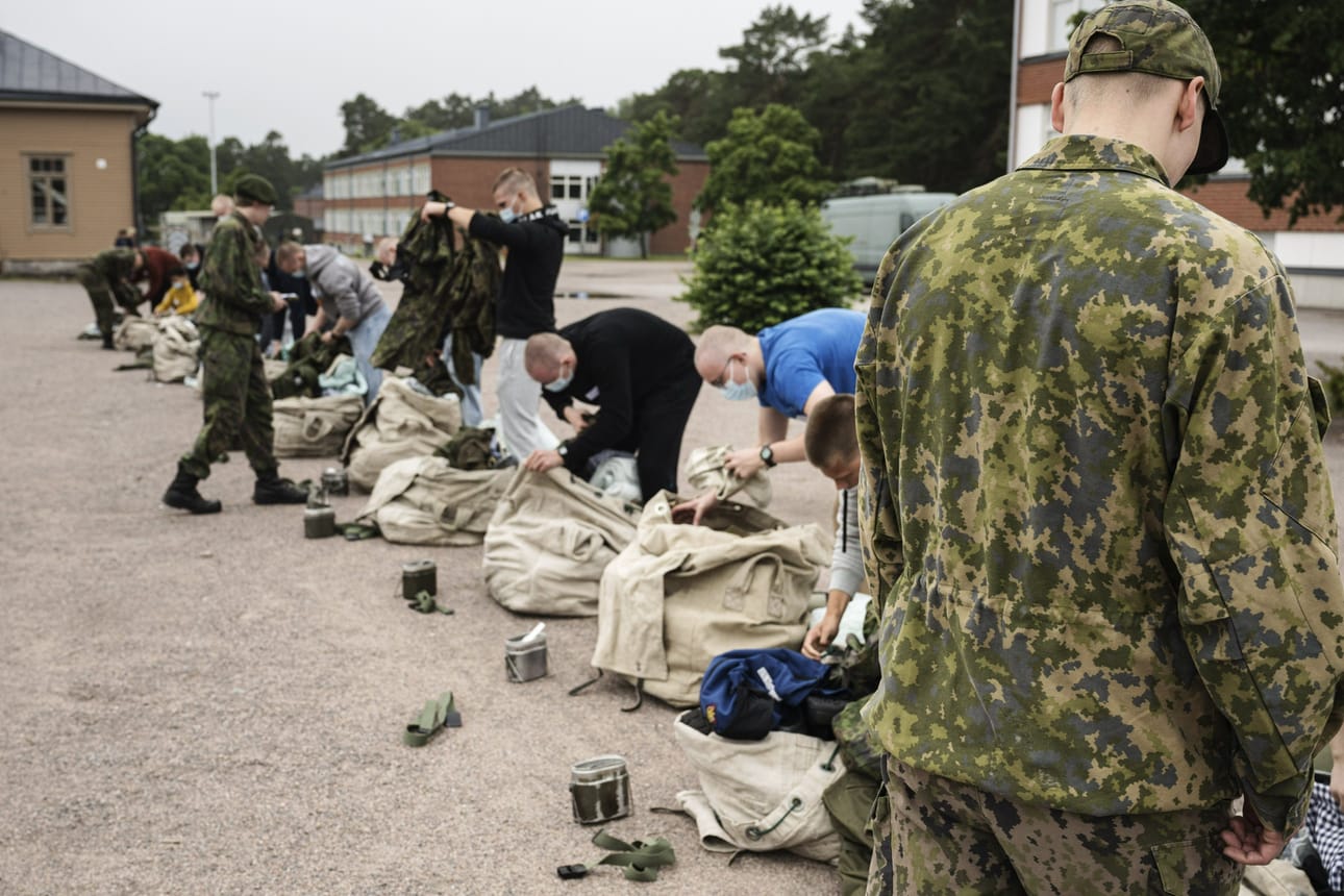 Asevelvollisuuden laajentaminen saa huomattavasti enemmän kannatusta miehiltä kuin naisilta.