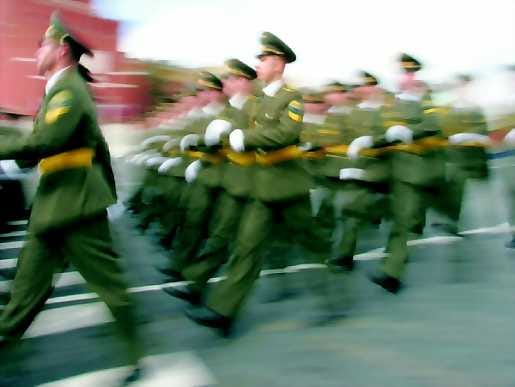 Venäläissotilaat marssivat vauhdikkaasti voiton päivän paraatissa Moskovassa.