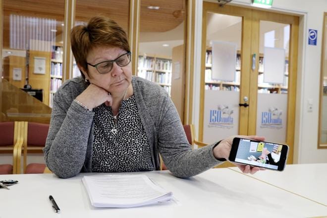 Kirjastotoimen johtaja Tarja Kyrölahti toivoo, että sosiaalisessa mediassa julkaistava omatoimikirjaston opetusvideo vilkastuttaa kirjaston käyttöä edelleen. KUVA: SARI HEINILÄ