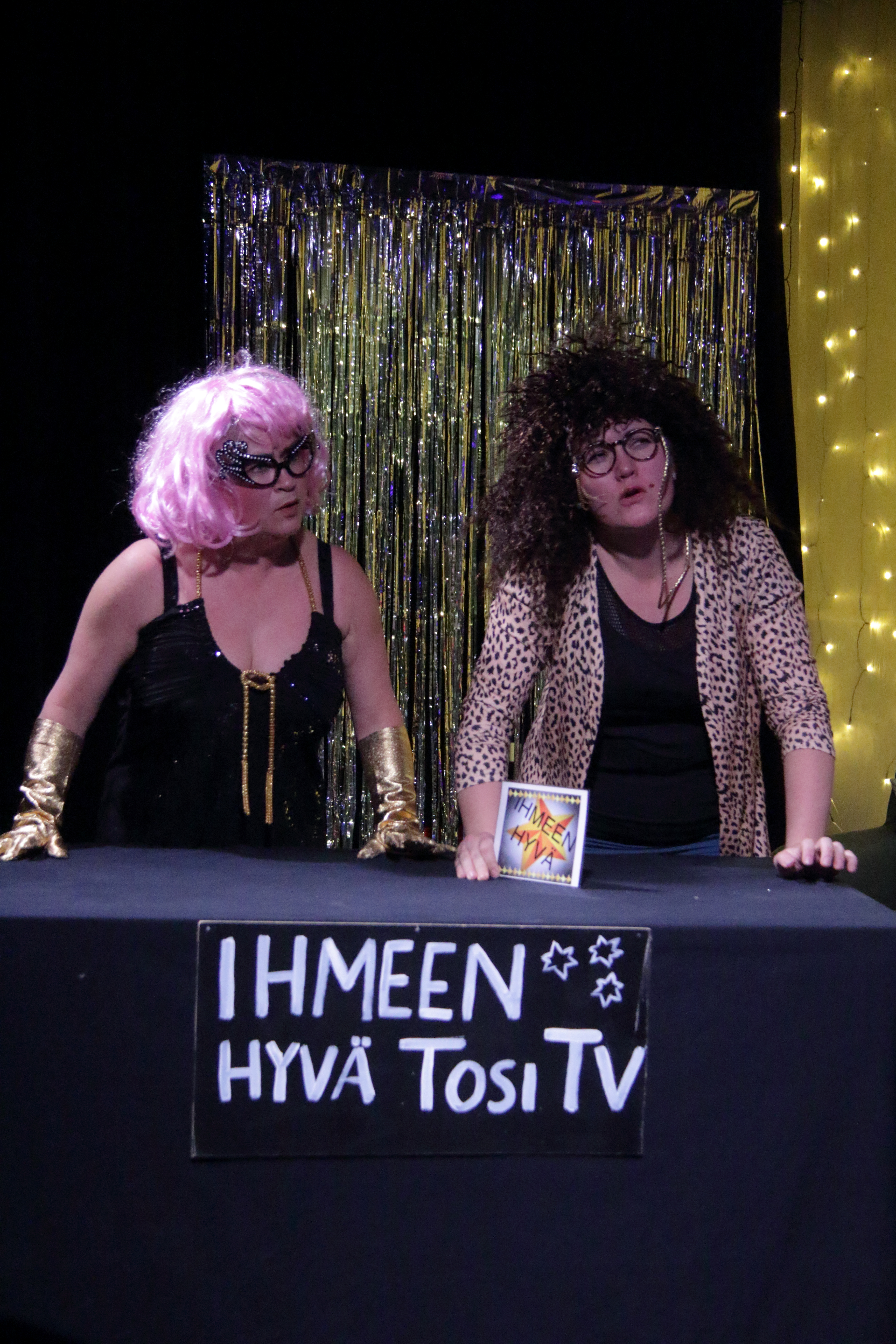 Tosi-tv:n juontajat ovat tomeria naisia. Näyttämöllä Pia Varuhin-Palo ja Satu Hartikainen.