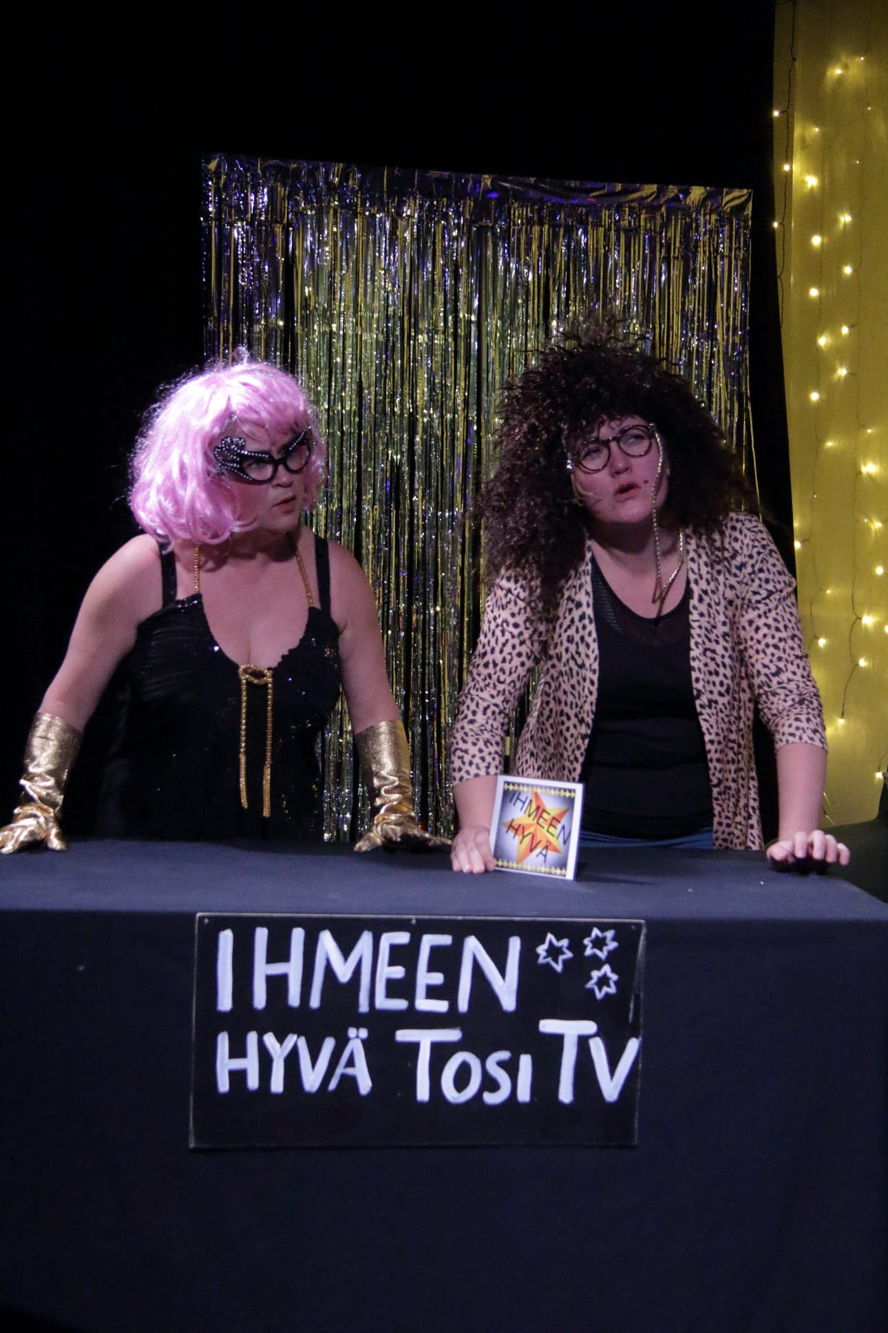 Tosi-tv:n juontajat ovat tomeria naisia. Näyttämöllä Pia Varuhin-Palo ja Satu Hartikainen.