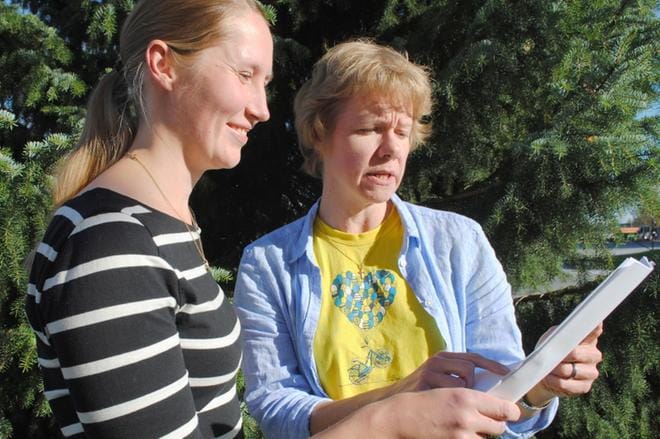 Tässä Viiskunnan arkistosta löytyneessä kuvassa Mari Järvinen (oikealla) esittelee Liisa Kivistölle Saksan evankelisten kirkkopäivien ohjelmaa muutama vuosi sitten. ARKISTOKUVA: EEVA-LIISA KULJU