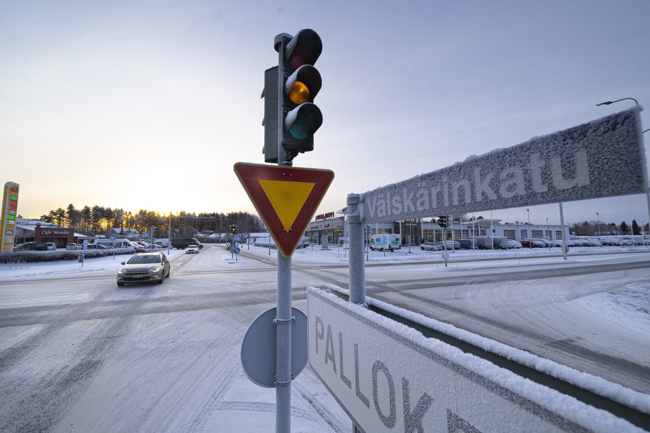 Vielä torstaiaamuna Suupohjantien ja Välskärinkadun risteyksen liikennevalot olivat poissa käytöstä. Puoleen päivään mennessä ongelma oli korjattu.