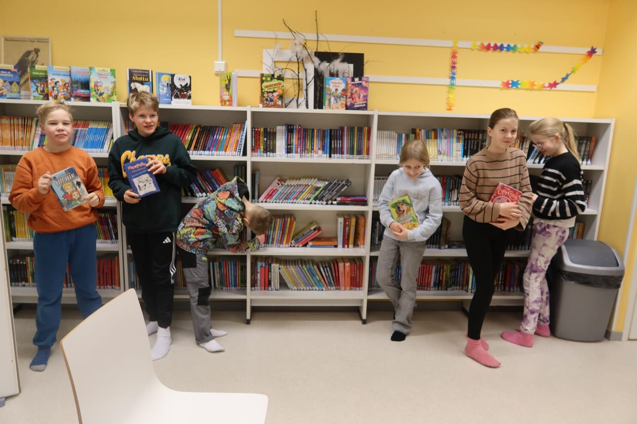 Hutun koulun oppilaat Ville Turpeinen (vas.), Eljas Turpeinen, Valma Kananen, Emilia Turpeinen, Sara Hanhela ja Raita Hanhela ovat innokkaita lukijoita. Kirjojen lainaus koululta on helppoa, sillä koululla on Taivalkosken kirjaston vaihtuva siirtolainakokoelma.