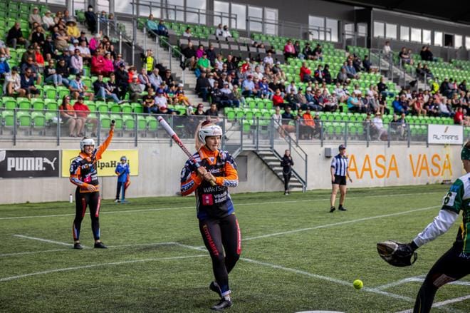 Vaasan jalkapallostadionin historiallisessa pesäpallo-ottelussa kohtasivat Vaasan Mailattaret ja Tyrnävän Tempaus, kuvassa lyömässä Mailattarien Roosa Hussa. Kuva: Pasi Suokko / Apollo Photo