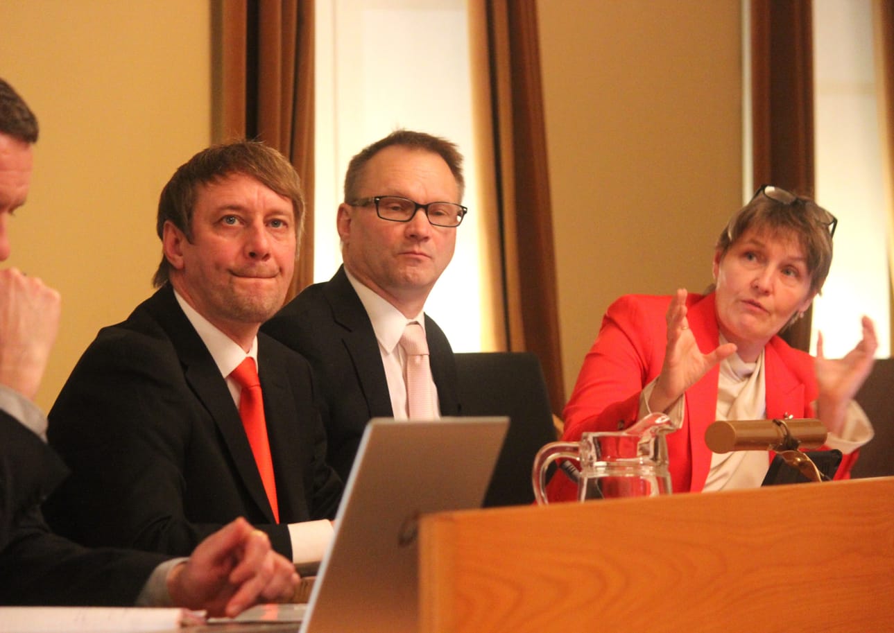 Kristiinan kaupunginvaltuuston puheenjohtaja Peter Grannas (vas.) ei luultavasti enää lähde ehdolle kunnallisvaaleissa. Myös kaupunginhallituksen puheenjohtaja Thomas Söderlund aikoo jättää valtuuston tämän kauden jälkeen. Hänen vieressään kaupunginjohtaja Mila Segervall. ARKISTOKUVA: LOTTA KALLIO