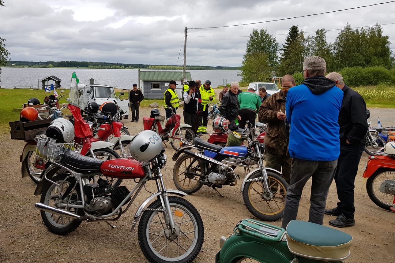 Mopot kiinnostavat yli sukupolvien. Seikun tarinassa muistellaan, miten kävi kerran mopoillessa. Tämä kuva on Wanhan Woiman päivien yhteydessä ajettavasta mopoparaatista vuodelta 2019.