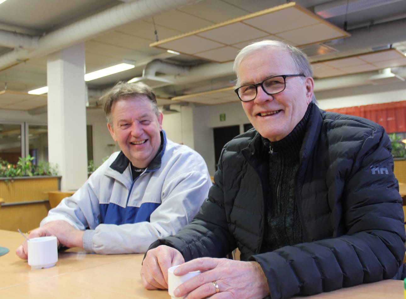 Kaskislaiset Sakari Mäntysaari (oik.) ja Juhani Holm istuvat joka arkiaamu juuri näillä paikoilla aamuparlamentissa paikallisessa lounasravintolassa.