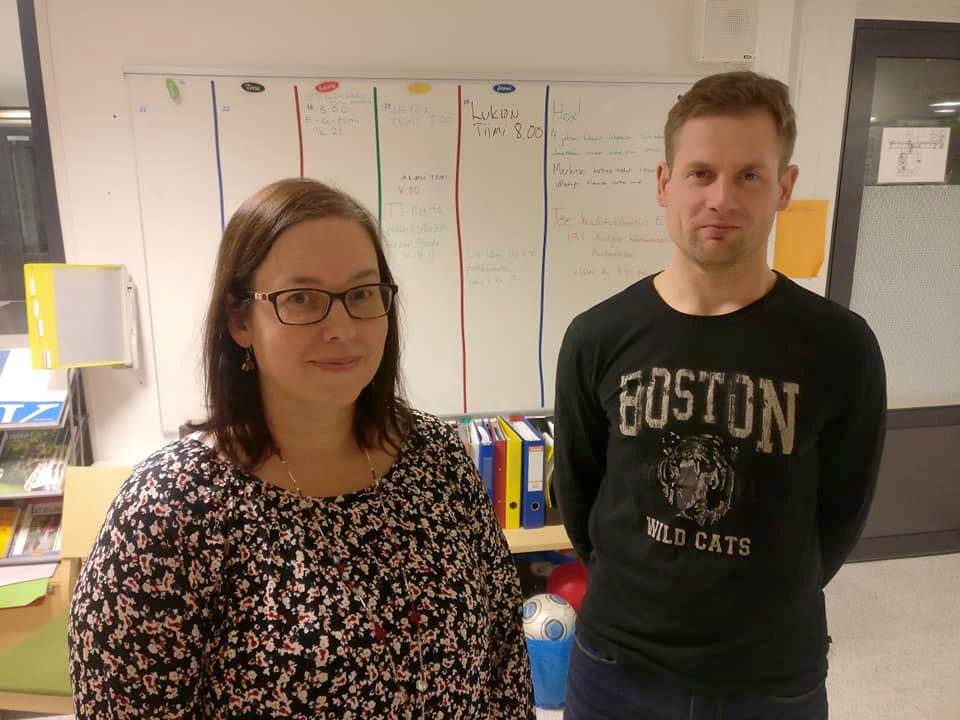 Posion lukion Venäjä-koordinaattori Tiina Krank esitteli projektisuunnitelmaa vanhempainillassa yhdessä Mauri Hiltusen kanssa.
