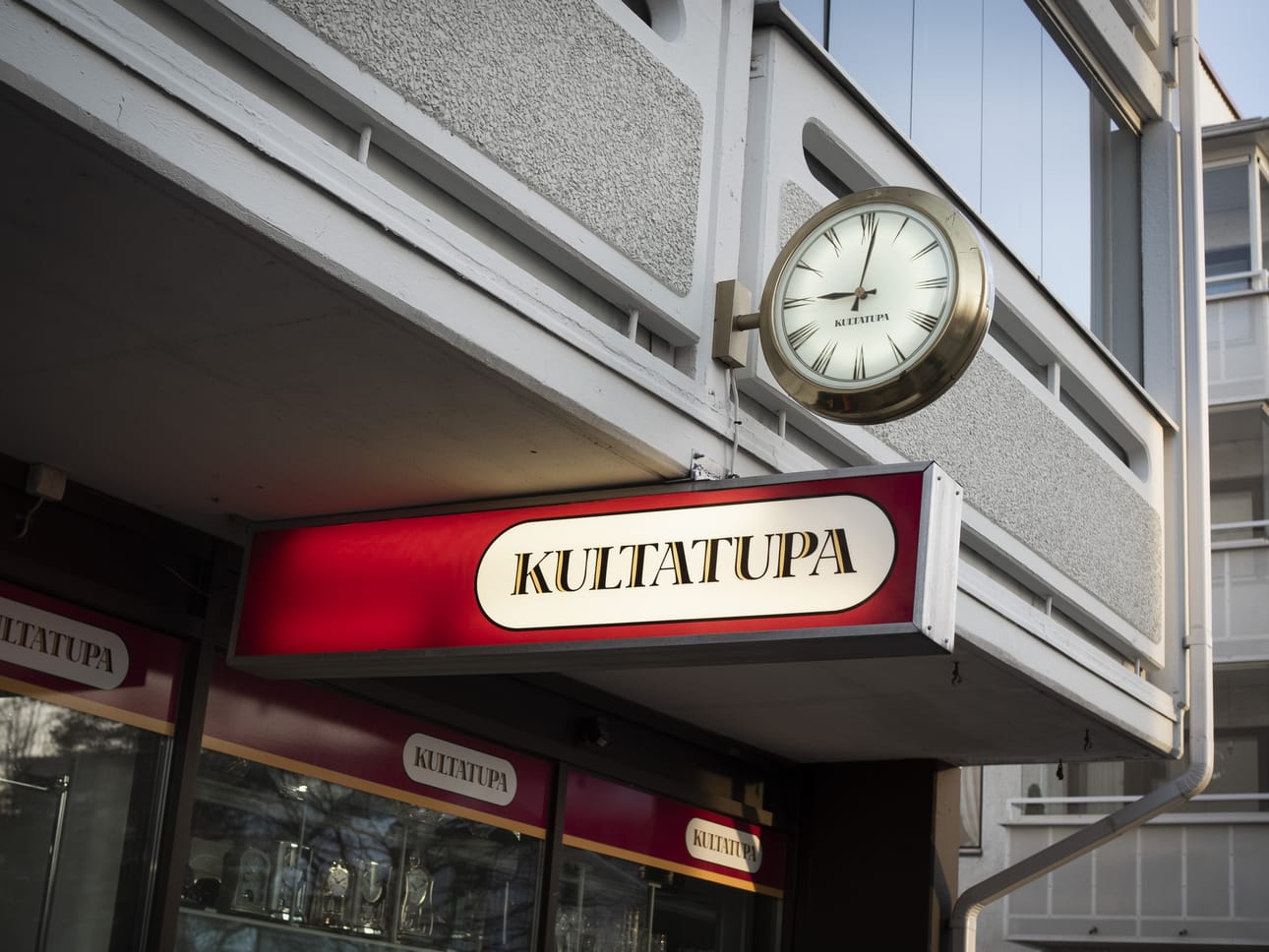 Kultasepänliike Kultatuvan edustalla tikittää yksi Rovaniemen harvoista viisarikelloista. Liike on sijainnut samalla paikalla 90-luvun alusta saakka.