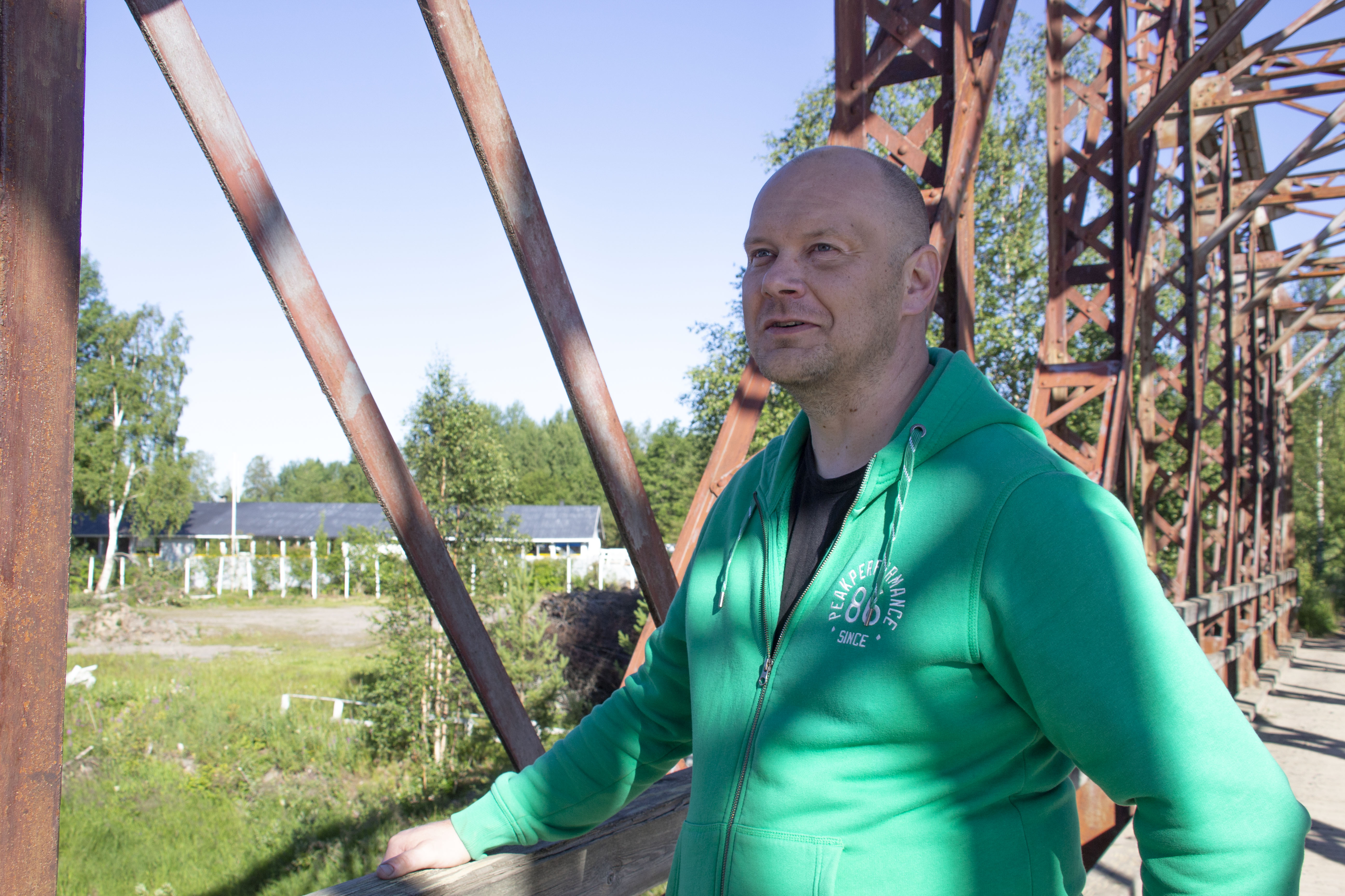 Hannu Komu on viehättynyt Hyttikosken maisemiin. Vanha rautatiesilta puhuttelee häntä komeudellaan kuten koko jokivarsimiljöö.