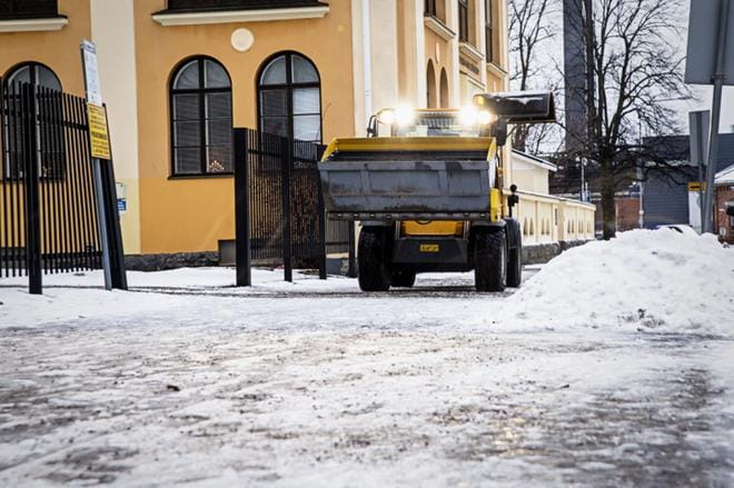 Kaupungin ja kiinteistöhuoltojen hiekoitusautot saivat sunnuntaina töitä, kun sää lauhtui äkillisesti pakkasesta reilusti plussan puolelle. Sateen vuoksi lumi pakkaantui paikoin liukkaaksi. KUVAT: PAULA KASKIMAA