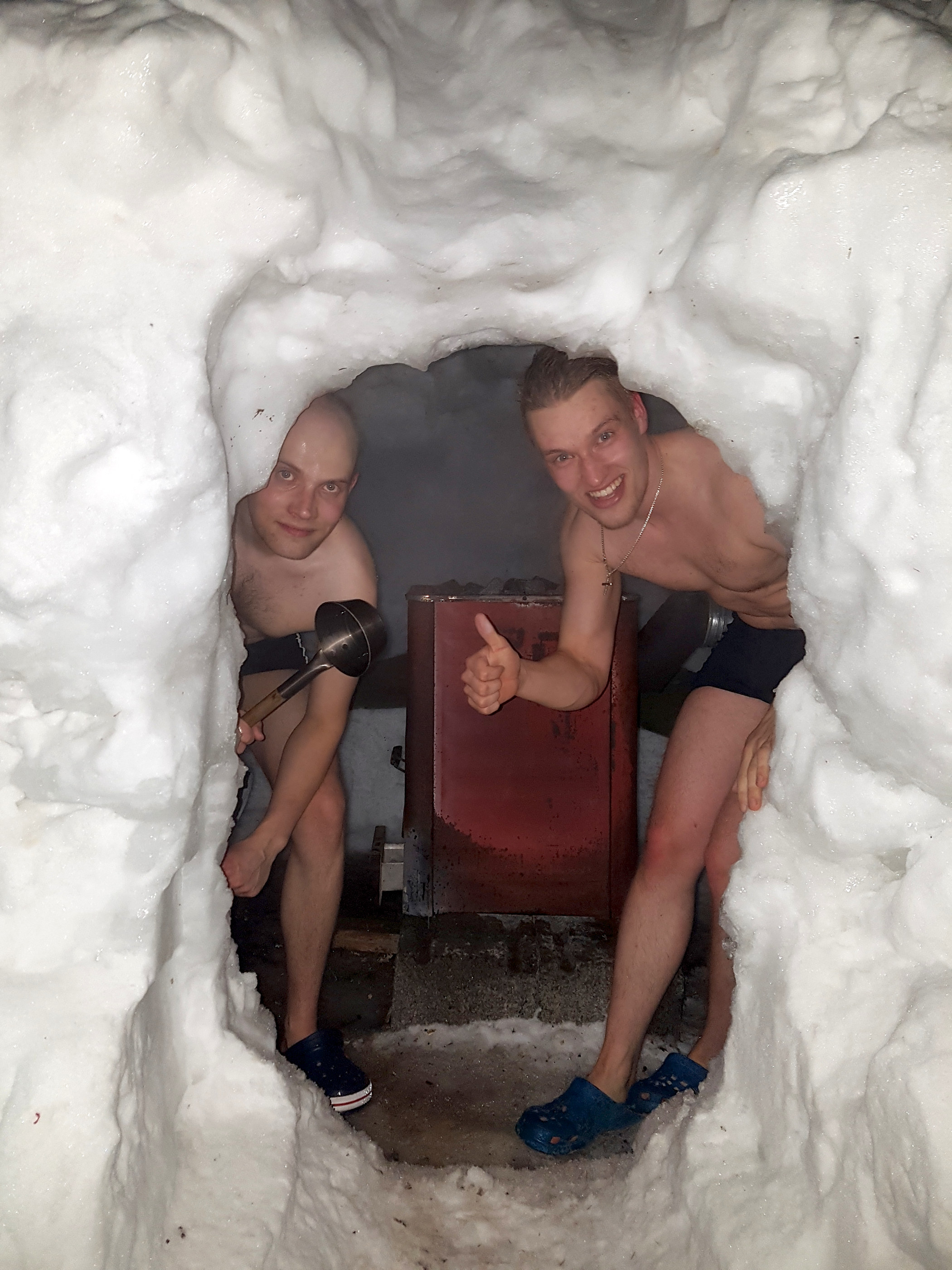 Lauri laittoi kotipihan lumikasat hyötykäyttöön – syntyi lumihotelli ja -sauna: kiuas naapurilta ja piippu ilmastointiputkista: ”Saunojia kävi ensimmäisenä iltana 15 ja löylyt oli mahtavan kosteat”