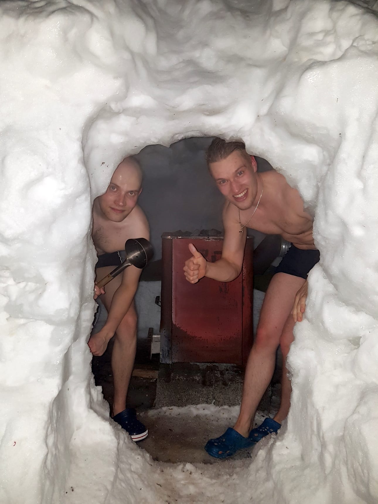 Lauri Juusola (oik.) innostui kaivamaan lumiluolan. Idea jatkojalostui edelleen ja syntyi lumihotelli ja -sauna. Kuvassa saunomassa myös Ville Ojala.