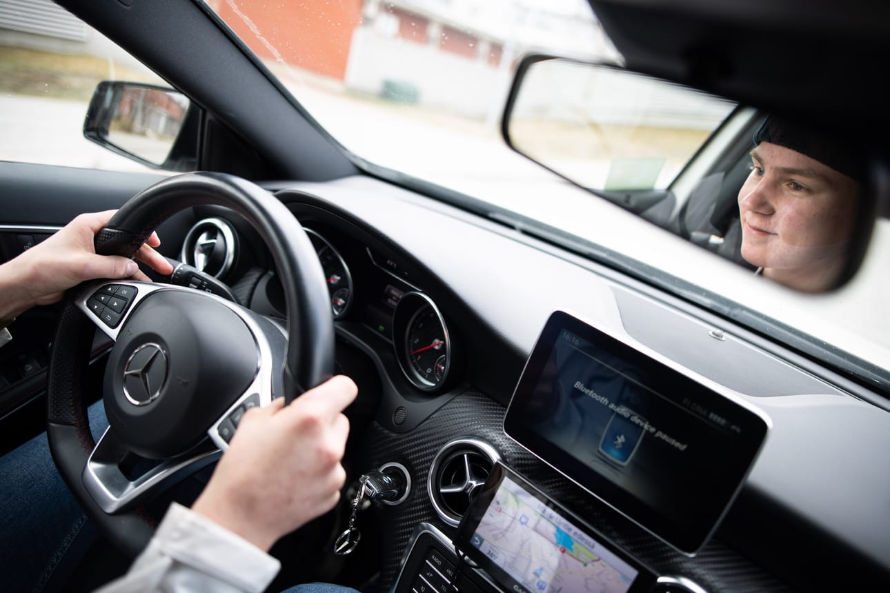 Valtteri Haataja sai ajokortin kolmisen kuukautta sitten. Hänellä ei vielä ole omaa autoa. Matkansa hän taittaa joko perheensä tai yrityksen autoilla.