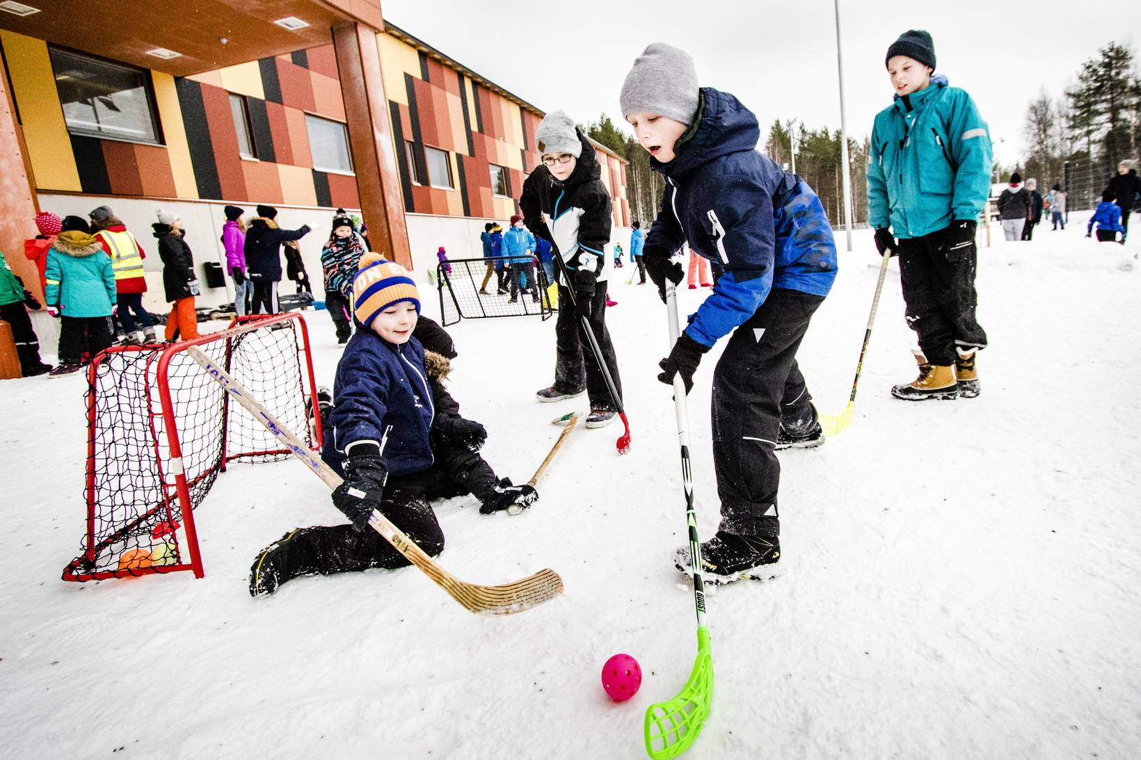 Alakoululainen liikkuu välitunnilla, kun siihen on tilaa ja välineitä – pakkanenkaan ei lapsia pelota