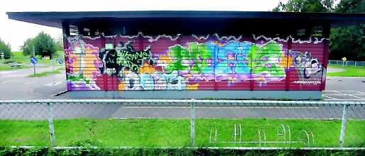 Ei täherryksiä. Heinäpään liikennepuiston huoltorakennuksen seinässä oleva Otto Murtoniemen graffiti on saanut olla rauhassa.