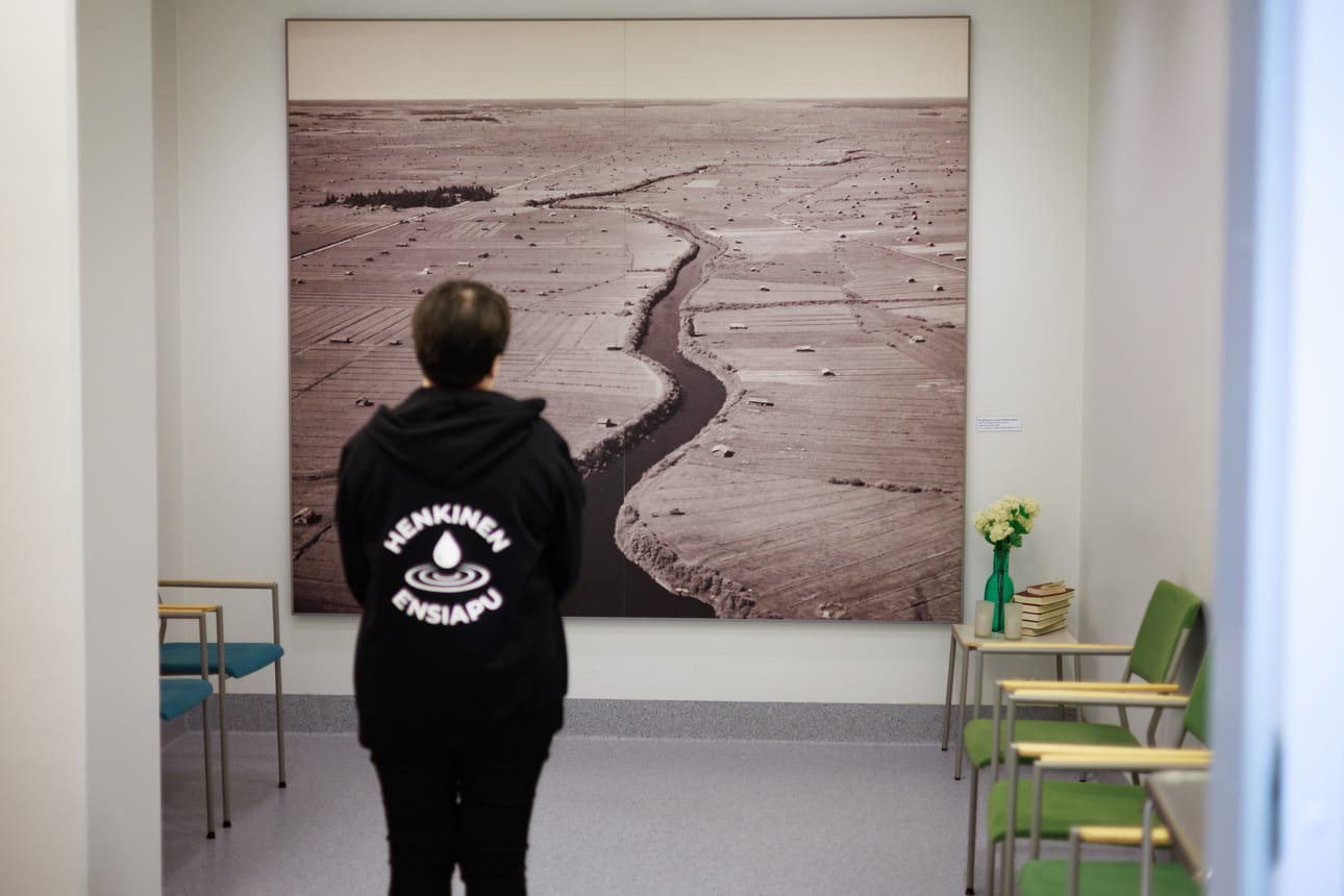 Suru ei ole suora viiva, vaan aalto joka voi yllättää ja palata eteen. Tämän tietävät henkistä ensiapua tässäkin huoneessa tarjoavat työntekijät.