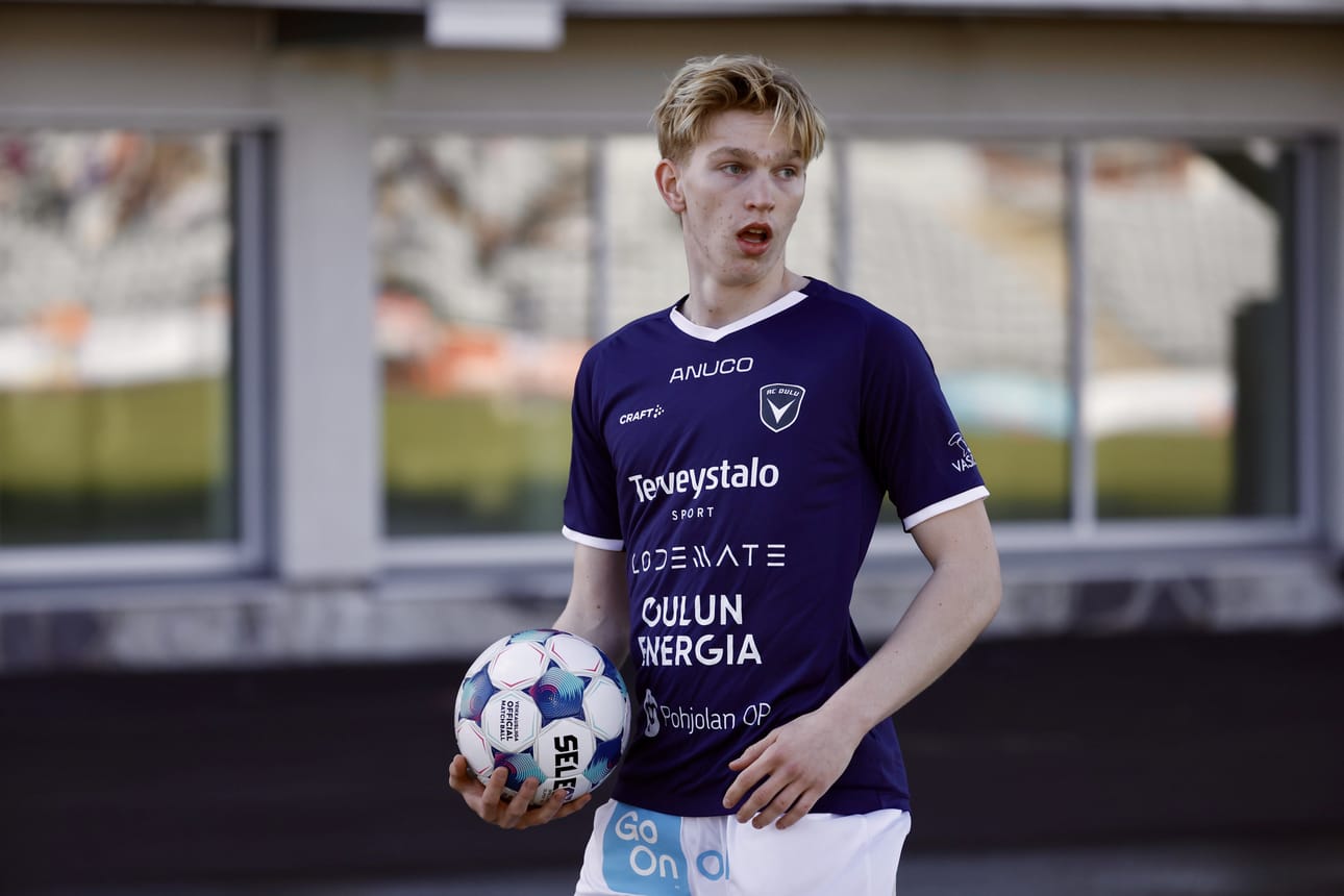 Vaihdosta kentälle tullut Julius Paananen laukoi rankkarista AC Oulun 2–2-tasoituksen Ilvestä vastaan.