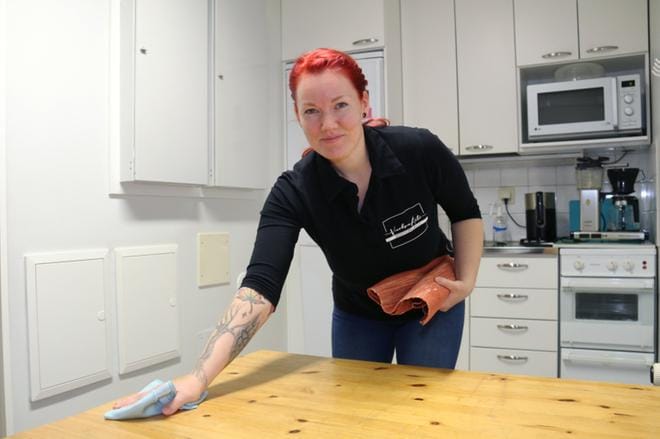 Jonna Varvas rientää raivaamaan tiskivuoren, jos asiakkaalle on päässyt sellainen kasvamaan. – Kaikilla ei vain ole aikaa kotitöihin, hän ymmärtää. KUVA: ANU NAHKALA